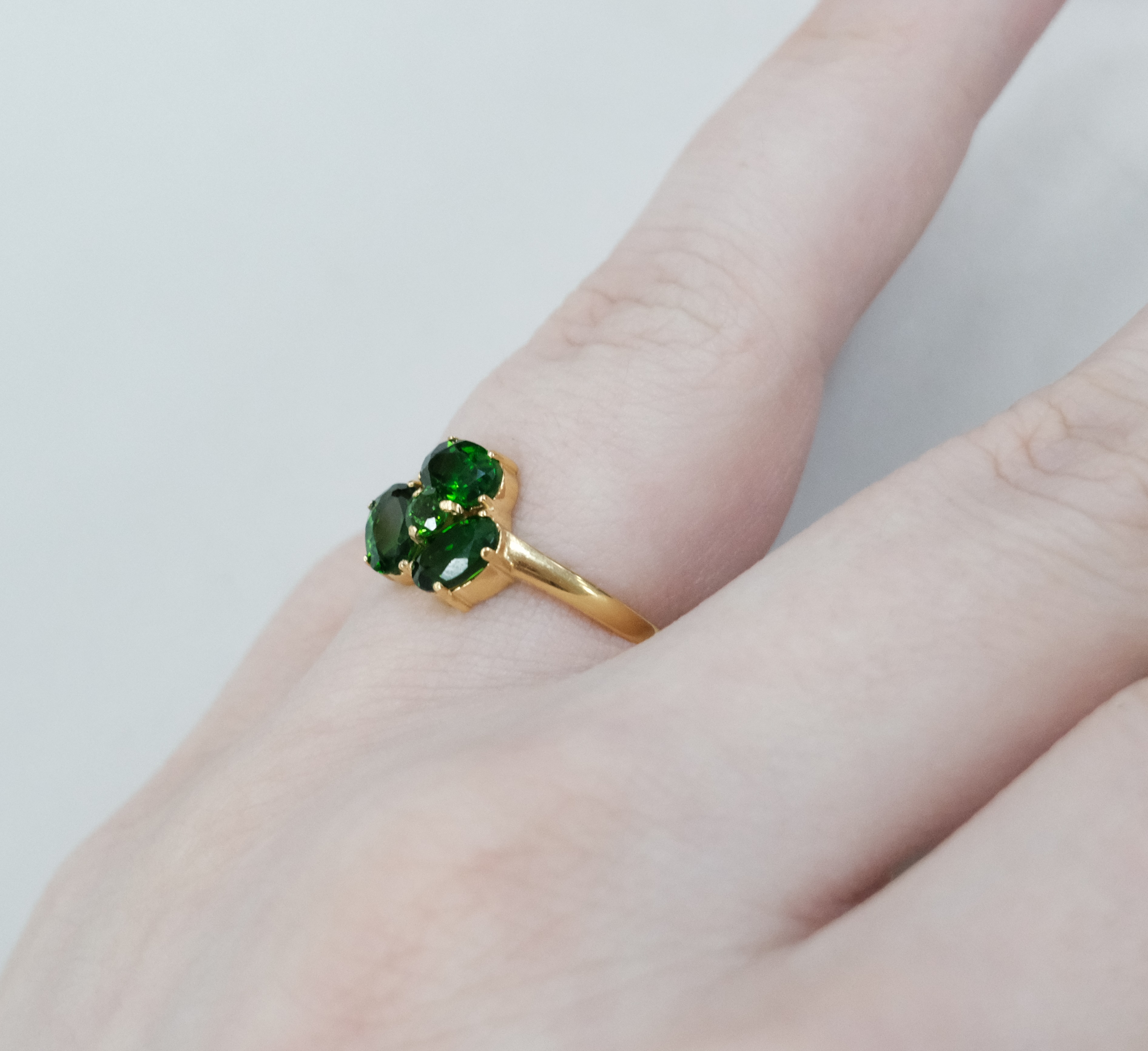 Серебряное кольцо с хромдиопсидами